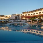Piscine en bord de plage, des bungalows disséminés dans des jardins, Creta Maris Beach est un complexe touristique de classe.